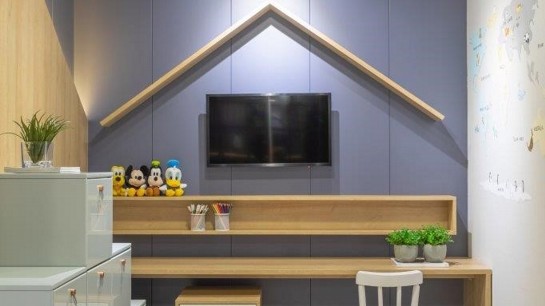 Nesta brinquedoteca pela Criare João Pessoa, o destaque é o painel que remete a uma casinha que serve de moldura para receber os armários, os gaveteiros bancada e mesa para os pequenos. Fotos: Vilmar Costa